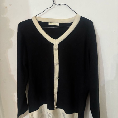 Black blouse with white details and strass used