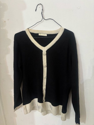 Black blouse with white details and strass used