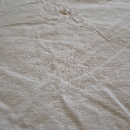 Round machine embroidered tablecloth white new, diameter 1.60