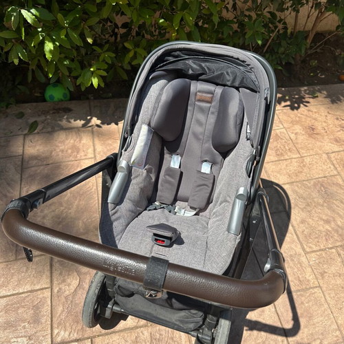 Inglesina Aptica Darwin baby transport system used with isofix base and 2 bags