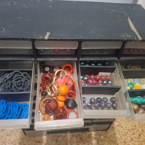 Plastic organizer drawer with 33 compartments and large bead stock, like new