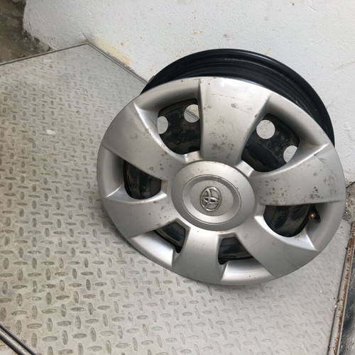 Toyota Yaris rims with hubcaps like new, very good condition
