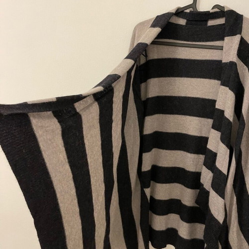 Cardigan like new, very soft and comfortable
