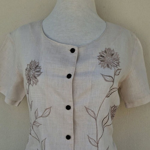 Linen short-sleeve shirt embroidered by hand like new, beige, size L