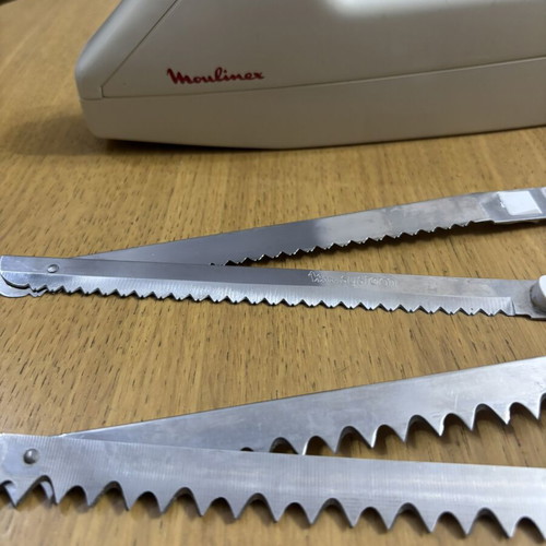 Electric knife Moulinex like new with two pairs of detachable blades