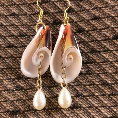 Earrings with spiral shell and pearl
