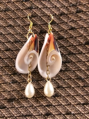 Earrings with spiral shell and pearl