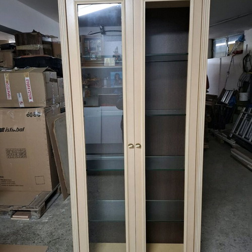 Showcase like new, height 196 cm, glass shelves