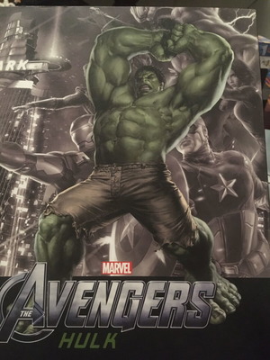 Hulk Statue 12 Inches 30 cm new with realistic base and box