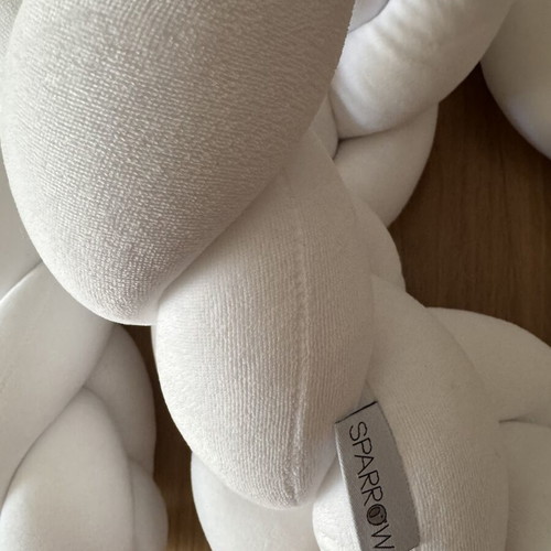 Sparrow braided crib bumper like new, white velour