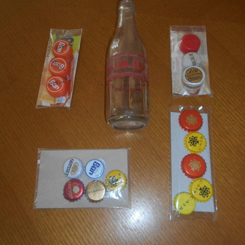 Small collectible set used with bottle and caps