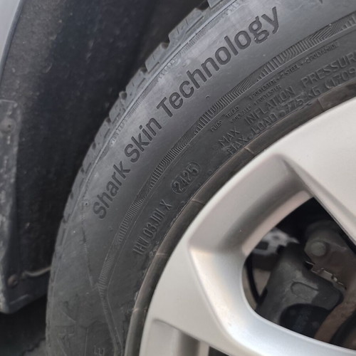 Hyundai Tucson 17-inch rims with all-season tires like new