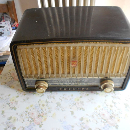 Philips vintage tabletop radio with unknown functionality