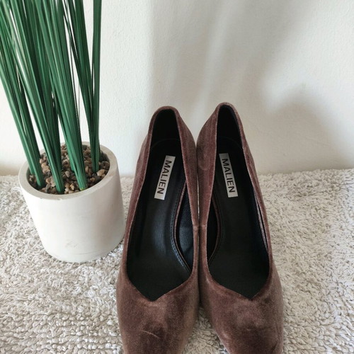Velvet mocha pumps new with gold heel size 38