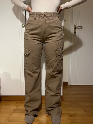 Stradivarius beige cargo pants like new