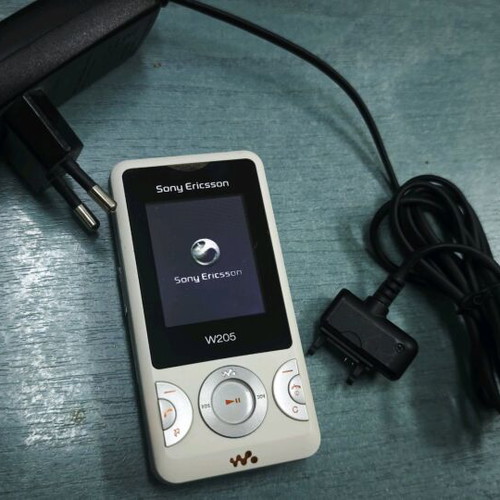 Sony Ericsson W205 Walkman used, white with original charger