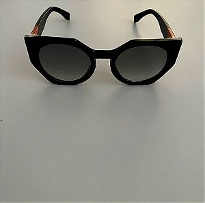 Γυαλιά ηλίου Fendi . Γυναικεία γυαλιά ηλίου σε σχήμα cat eye. Διαθέτουν ντεγκραντέ φακούς.