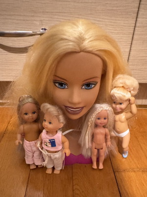 Barbie hairstyling head with small Shelly or Kelly dolls