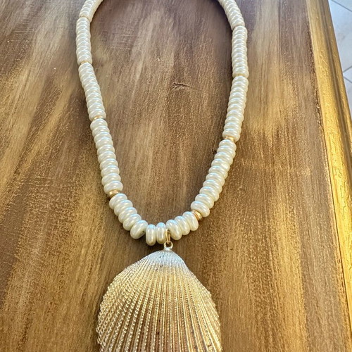 Pearl necklace with large gold shell like new