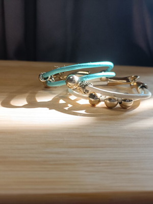 Blue and white bracelet set with silver beads