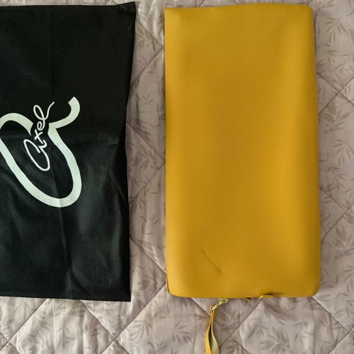 Axel yellow envelope bag like new with zipper and inner pockets