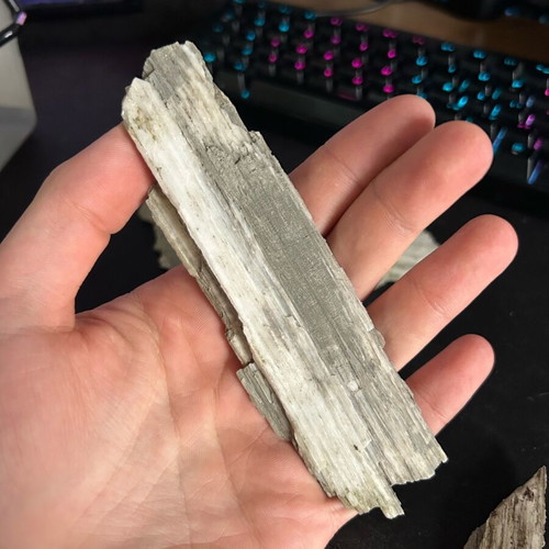Gypsum crystals with bentonite inclusions from Patra, new