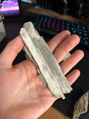 Gypsum crystals with bentonite inclusions from Patra, new