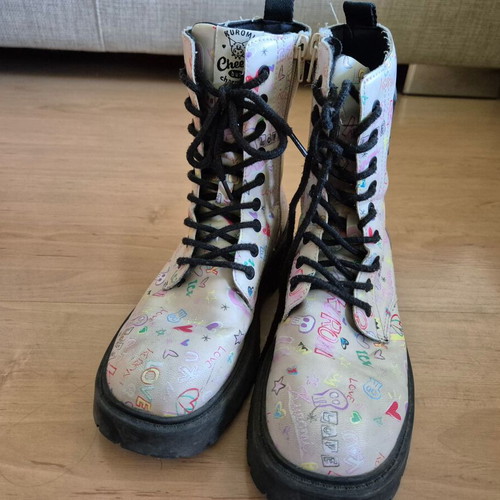 Zara Kuromi boots size 35 like new, beige with side zippers
