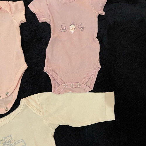Baby bodysuits and rompers used, pack of 7 for 1-3 months old