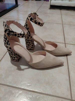 Γόβες Freya Zapatos μέγεθος 39 σαν καινούργιες, μπεζ σουέτ με λεοπάρ τακούνι