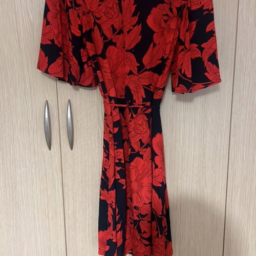 Wrap dress with pattern and belt like new, Mango, black and red