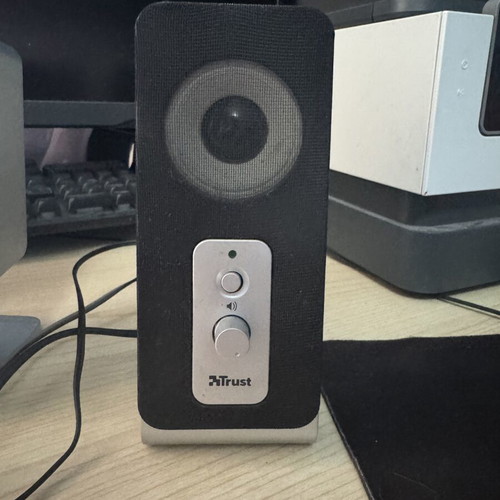 Trust 2.0 Stereo Computer Speakers like new, clear sound, volume control