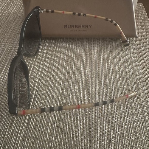 Burberry sunglasses like new with case and cleaning cloth, black and beige