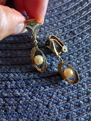 Vintage earrings with pearl finely crafted