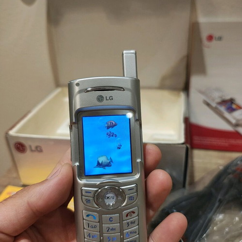 LG G7050 used with box, charger and papers
