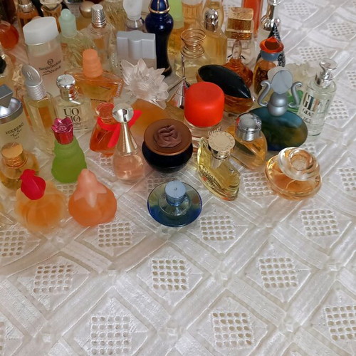 Vintage collectible perfume samples 90's like new, 100 glass bottles