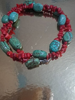 Short necklace with semiprecious stones, like new, green and red beads