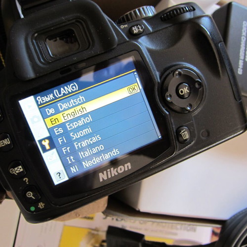 Nikon D60 DSLR Camera Kit DX Format 10.2MP with VR 18-55mm Lens like new