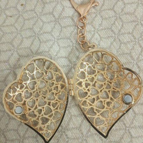 Heart keychain like new, opens with magnet