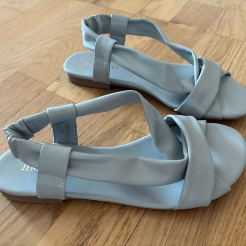 Women's sandals used like new, size 37 elastic fit