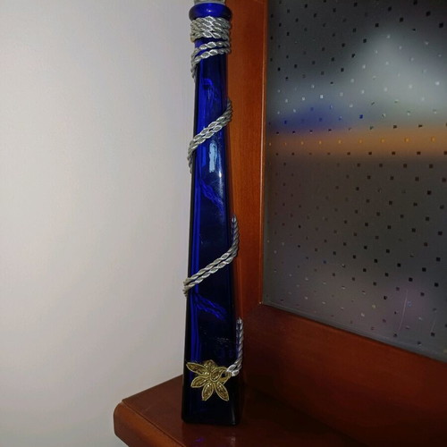 Carafe new with original design in blue glass and silver cord