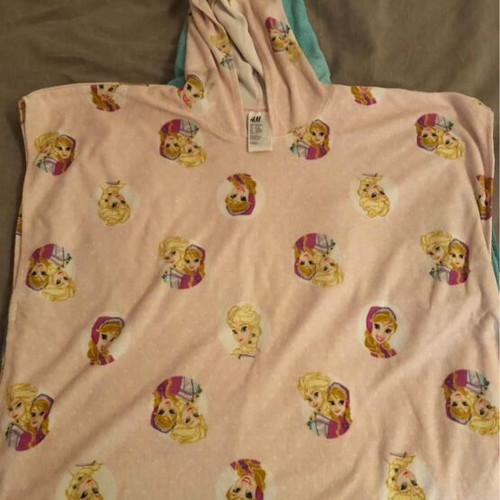 Children's bath towels like new for ages 2-4