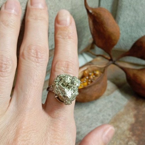Women's ring with euhedral pyrite new, silver color