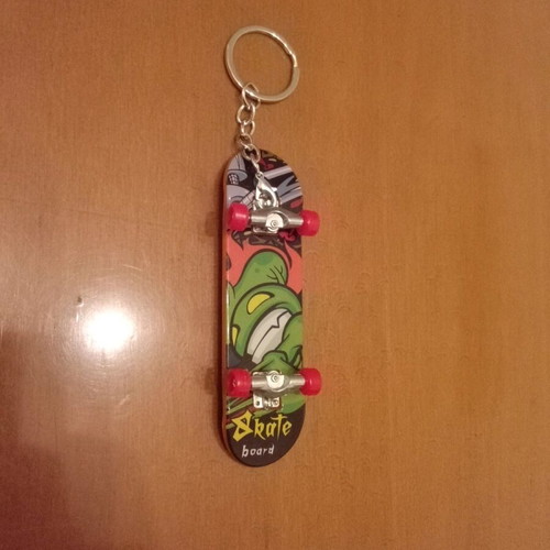 Skateboard keychain new, set of 5 different styles