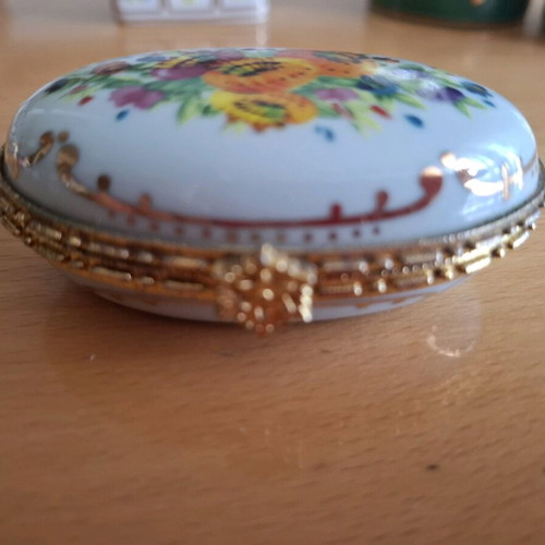 Porcelain jewelry boxes set of 4 like new