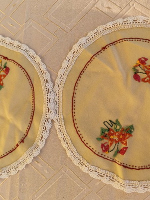 Round doilies used, vintage, set of 2 pieces