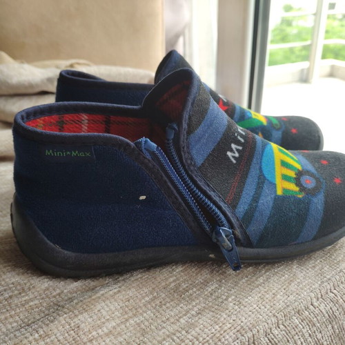 Mini Max slippers size 32 like new, with zipper, black and blue