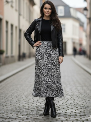 Women's skirt black like new, one size