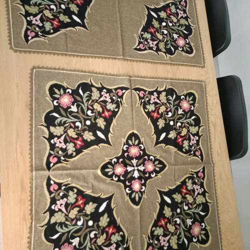 Hand Embroideries like new, 450 pieces of squares and runners