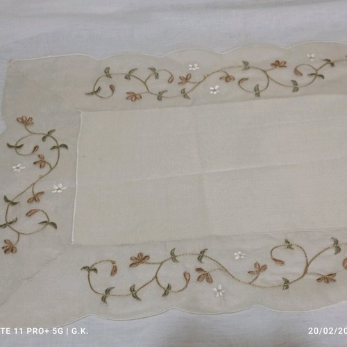 Decorative table linens set like new, 1 rectangular and 6 square pieces